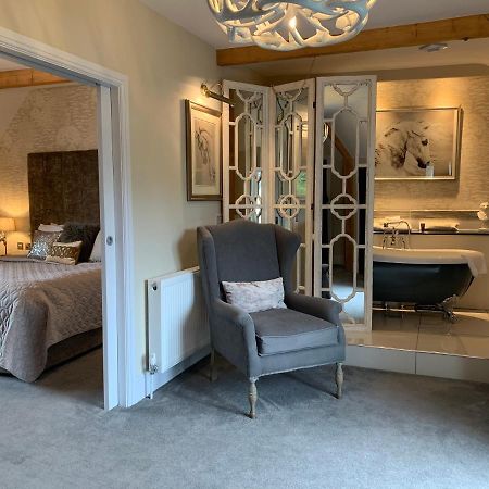 The Wheatsheaf Hotel, Sandbach Esterno foto A suite at The Swan