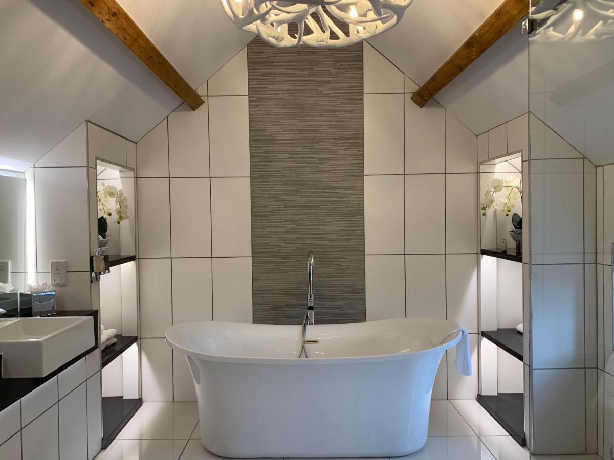 The Wheatsheaf Hotel, Sandbach Esterno foto Bathroom with a freestanding bath